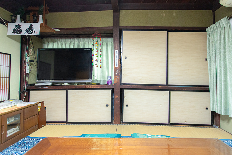 居間の柱と梁が大きく傾いている