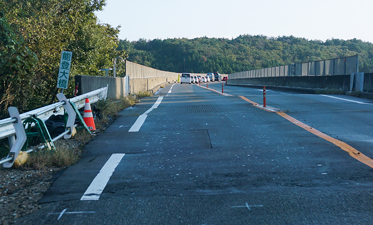 今でも路面には波打っている箇所が多く見られる（2025年10月撮影）
