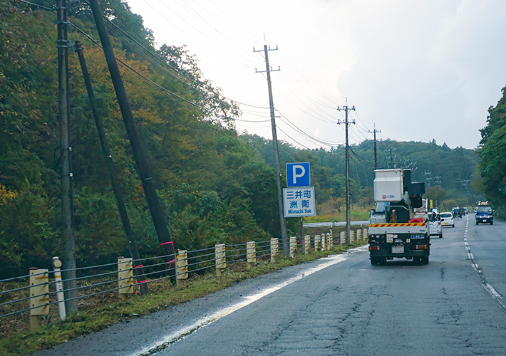 道路沿いの電柱は、傾いたままの状態（2025年10月撮影）